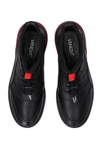 Schwarze Lederschuhe mit glatter Oberfläche, ausgestattet mit roten Akzenten, einer strukturierten Innensohle und flachen Schnürsenkeln. Elegantes, abgerundetes Design mit sanften Kanten.