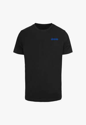 Czarna bawełniana koszulka z krótkimi rękawami i okrągłym dekoltem, z niebieskim napisem na froncie "ANIOŁ DLA NIEKTÓRYCH, DIABEŁ DLA INNYCH".