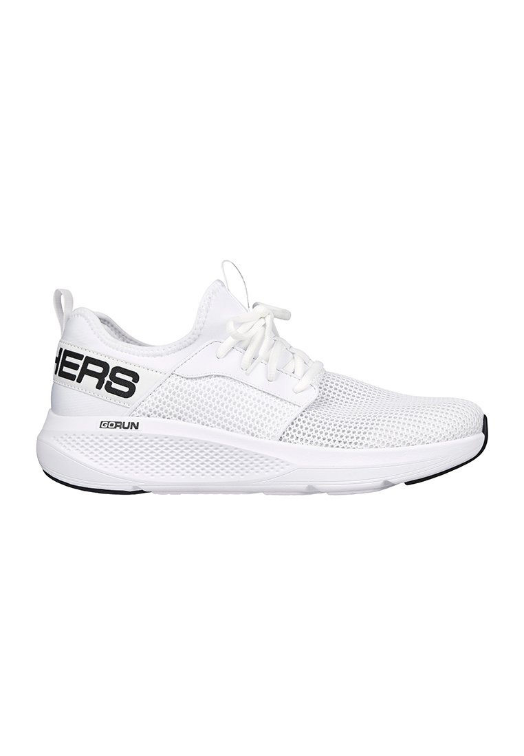 Weiße Sportschuhe mit Obermaterial aus Mesh, Schnürdesign, schwarzer Branding auf der Seite und einer strukturierten Sohle für Halt.