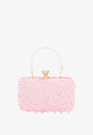 Růžová lesklá kabelka ve tvaru strukturovaného obdélníku, se zlatou kovovou rukojetí a sponou ve tvaru diamantu.