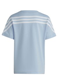 Ljusblå T-shirt med korta ärmar, försedd med tre vita horisontella ränder över axlarna. Tillverkad av bomull, avslappnad passform.