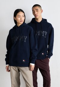 Tommy Jeans GLITTER HOODIE UNISEX - Jersey con capucha - dark night navy