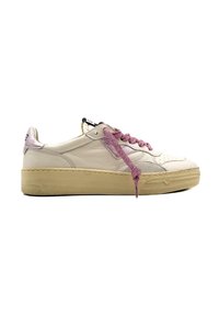 Sneakers bianchi in pelle con lacci rosa testurizzati, design low-top, punta tondeggiante e suola in gomma beige. Presenta un piccolo etichetta di branding nera.