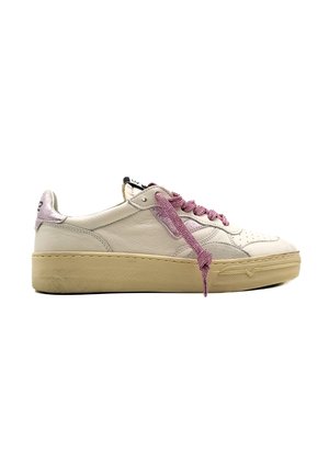 Sneakers bianchi in pelle con lacci rosa testurizzati, design low-top, punta tondeggiante e suola in gomma beige. Presenta un piccolo etichetta di branding nera.