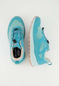 Helle türkisfarbene Laufschuhe mit Netzpaneelen, beigen Akzenten, einem Zuglasche an der Ferse und einer strukturierten Sohle für Traktion. Verfügt über ein Schnellbindesystem.