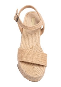 Sandalia espadrille en tono beige con correas de tela trenzada y suela de plataforma. Presenta una correa en el tobillo y una plantilla texturizada con un patrón trenzado.