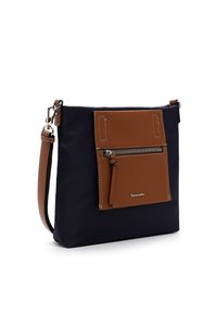 Borsa a spalla in tessuto blu navy con una tasca frontale in pelle marrone. Presenta una chiusura con zip, minuteria in argento e una tracolla staccabile.