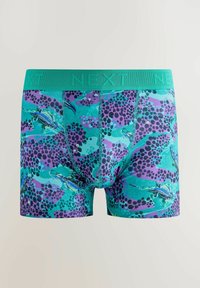 Tengerzöld boxer alsónadrág, merész, színes, absztrakt mintával, amelyen lila és fekete foltok és halak mintázatai találhatóak. Rugalmas derékpánt.