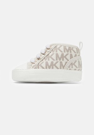Baskets montantes blanches avec un motif beige du logo MK, lacets blancs, semelle en caoutchouc et languette au talon, vues de l’intérieur.