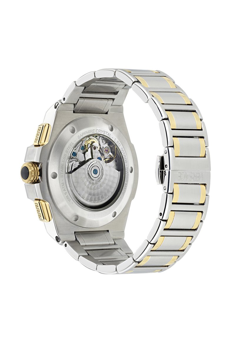 Orologio in acciaio inossidabile argento e oro con fondo cassa trasparente, vetro zaffiro e movimento meccanico. Colletti della banda con texture visibili.