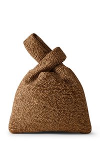 Braune, strukturierte Tasche mit einem geknoteten Griff, die eine weiche, runde Form aufweist und ein gepunktetes Muster auf der gesamten Oberfläche hat.