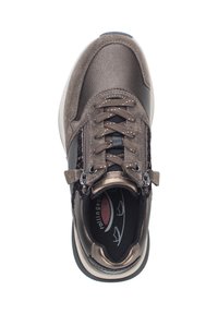 Bruine synthetische sneakers met een gestructureerde afwerking, veters en ritsluiting, gevoerde binnenzool en contrasterende witte rubberen buitenzool.