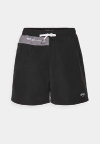Shorts de bain noirs avec une ceinture élastique grise, présentant un cordon de serrage blanc et un badge logo à l'avant. Texture lisse, longueur genou.