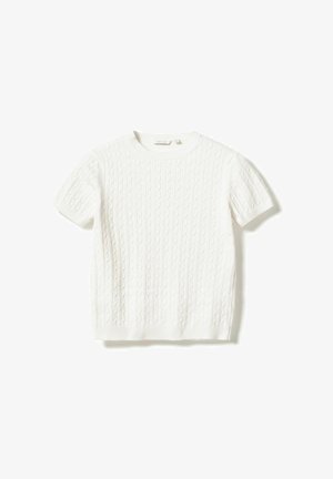 Balts īsroku džemperis ar pinuma rakstu, ribaina izgriezuma un apakšmalas, izgatavots no mīksta, teksturēta auduma.