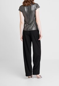 ONLY Camiseta estampada - black