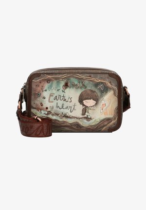 Bolso rectangular marrón con un diseño gráfico que presenta a una chica y texto. Tiene una correa estampada y bordes texturizados. Incluye acentos de herrajes metálicos.