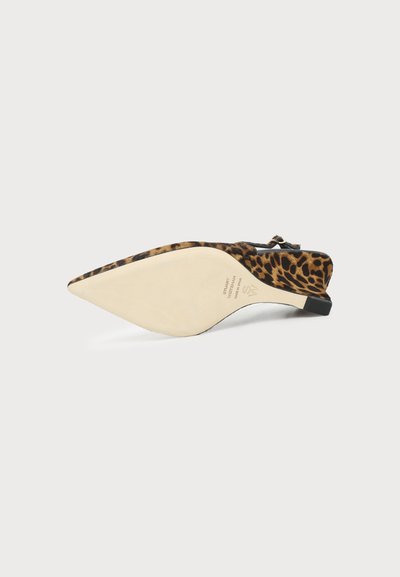 Ballerine à imprimé léopard à bout pointu avec semelle beige et petit talon, vue de dessous sur fond blanc.