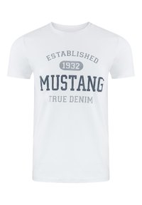Witte katoenen t-shirt met de opdruk "MUSTANG" en "TRUE DENIM" in marineblauw. Ronde halslijn en korte mouwen. Eenvoudig, klassiek ontwerp.