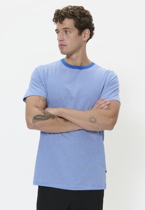 Blå og hvidstribet bomulds T-shirt med rund hals og korte ærmer, med en ensfarvet blå krave og en afslappet pasform.