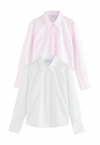 Deux chemises à manches longues : une blanche unie, l'autre rose clair avec de fines rayures verticales. Les deux ont des cols classiques et des poignets standards.