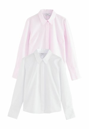 Twee langärmelige shirts: één effen wit, één lichtroze met dunne verticale strepen. Beide hebben puntkragen en standaard manchetten.