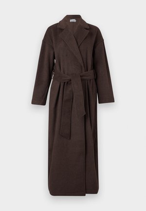 Hnedý kabát s textúrovanou tkaninou, s prestrihnutým golierom, dlhými rukávmi a zodpovedajúcim opaskom uviazaným v páse.