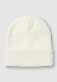 Biała dzianinowa czapka z mankietem, zaokrąglonym wierzchem i miękką fakturą. Gładki materiał bez widocznych wzorów czy detali metalowych.