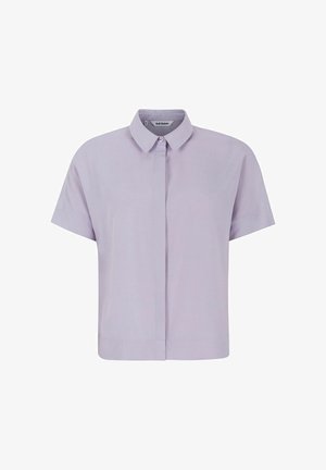 Blusa a maniche corte di un leggero colore viola con bottone frontale e colletto classico, realizzata in tessuto morbido e con una vestibilità rilassata.