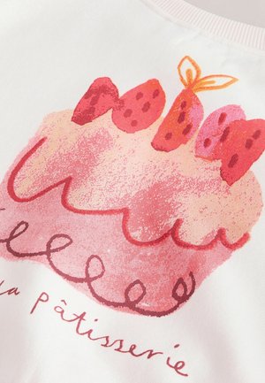 Met de hand getekende aardbeientaart in roze en rood met gegolfde glazuur en sierlijke tekst op een witte stoffen achtergrond.