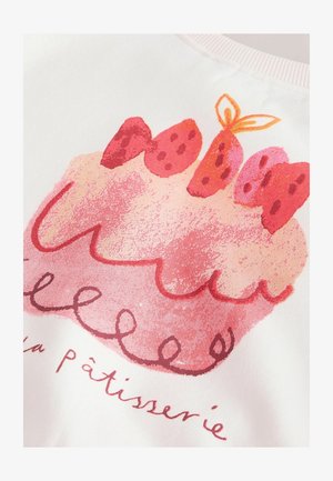 Handgezeichneter pinker und roter Erdbeerkuchen mit gezackter Glasur und kursiv geschriebenem Text auf weißem Stoffhintergrund.