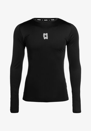 Zwart sportshirt met lange mouwen en een ronde hals, gladde textuur en een klein wit logo aan de voorkant in het midden.