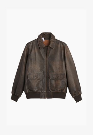 Veste en cuir marron avec fermeture éclair à l'avant, deux poches avant, poignets côtelés et col classique. Texture lisse avec une finition légèrement vieillie.