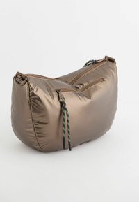 Brun polstret skuldertaske med en blank overflade, to lynlåslommer og flerfarvede snorede detaljer. Rund, fyldig form.