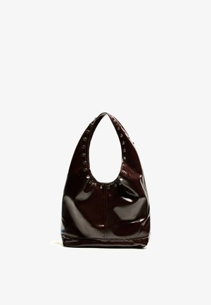 Sac à épaule en cuir brun foncé brillant avec une large poignée arrondie et des clous métalliques argentés bordant l'ouverture de la poignée.