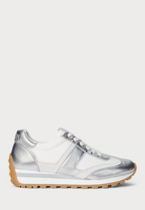 - Sneakersy niskie
