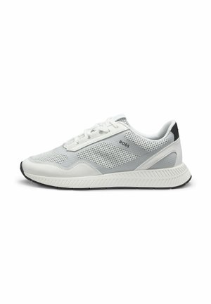 Weißer und grauer Low-Top-Sneaker mit Mesh-Einsätzen, Schnürsenkeln, strukturierter Sohle und "BOSS"-Logo an der Seite, von der Außenseite gezeigt.