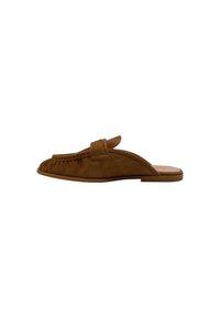 Mule in suede marrone, senza lacci, con un design cucito, punta tondeggiante e una fascia decorativa. Suola piatta e texture liscia.