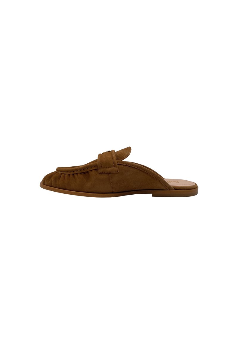 Mule in suede marrone, senza lacci, con un design cucito, punta tondeggiante e una fascia decorativa. Suola piatta e texture liscia.