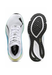 Baskets de course Puma avec une tige en mesh blanc, logo noir et une semelle multicolore avec des accents bleus, menthe et jaunes, dotée d'une semelle texturée.