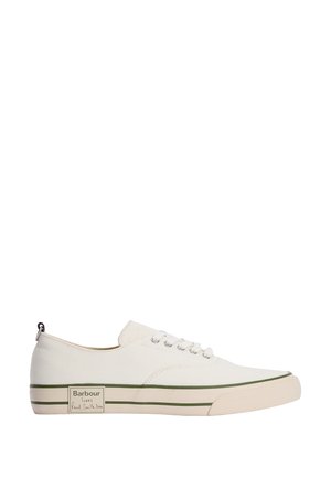 Witte lage canvas sneaker met groene streep langs de zool en een label "Barbour loves Paul Smith too" aan de buitenkant.