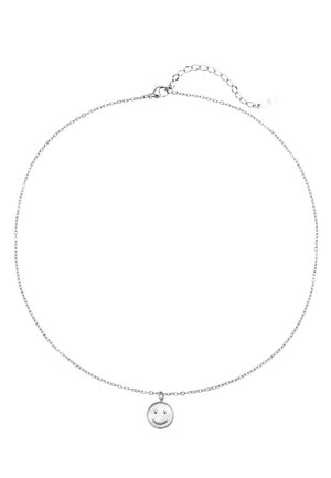 Collar de cadena plateada con un pequeño colgante redondo de cara sonriente y cierre ajustable de eslabones sobre un fondo blanco.
