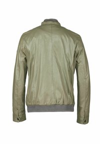 Olijfgroene leren jack met een geribbelde grijze kraag en manchetten. Kenmerkt zich door een gladde textuur en een getailleerd, gestructureerd ontwerp.