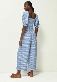 Next SHORT SLEEVE TIE FRONT - Kezeslábas - blue ikat print