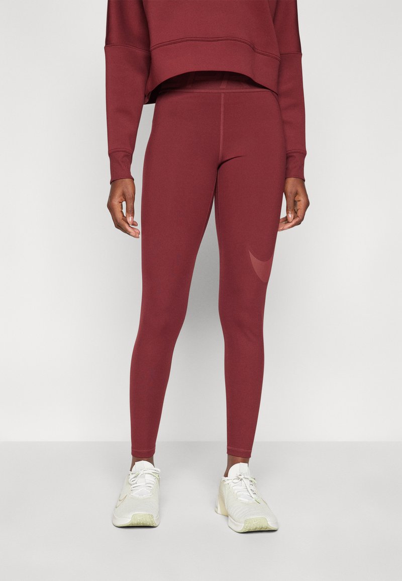 Set de athleisure bordo, compus dintr-un pulover scurt și colanți ajustați. Textură netedă cu un luciu subtil; design ușor și flexibil.