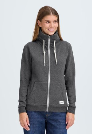 Grå lynlås hoodie med høj krave, snøre detaljer, frontlommer og blød tekstur. Har et lille mærkelogo på den nederste kant.