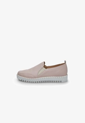 Różowe skórzane buty wsuwane z elastycznymi akcentami po bokach i białą teksturowaną gumową podeszwą. Okrągły czubek i minimalistyczny design.