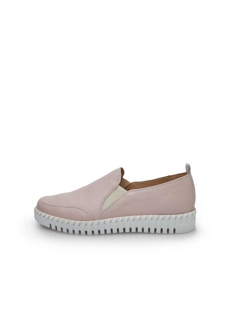 Růžová kožená slip-on bota s elastickými bočními detaily a bílou texturovanou gumovou podrážkou. Zaoblená špička a minimalistický design.