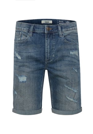 Short en denim bleu avec des zones délavées et usées, des poches avant, une fermeture à bouton et des revers aux jambes, sur fond blanc.