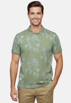 Groen poloshirt met een palmboompatroon in lichtblauw. Voorzien van een kraag en korte mouwen, gemaakt van een gestructureerde stof.