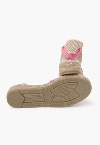 Aukštosios pynimo espadrilės smėlio spalvos su rožine juostele. Yra džuto padas ir gumos padas geresniam sukibimui. Lygus kulnas.